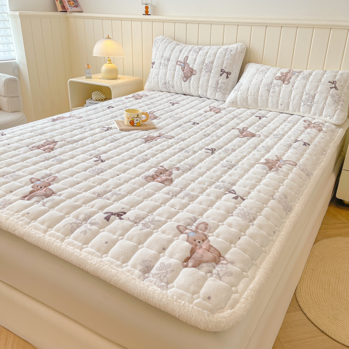 91家纺网 家纺一手货源 找家纺 LIFE.丽芙 2025秋冬新款牛奶绒加厚夹棉床垫床护垫单件印花卡通小清新床褥床垫子三件套 花环小兔