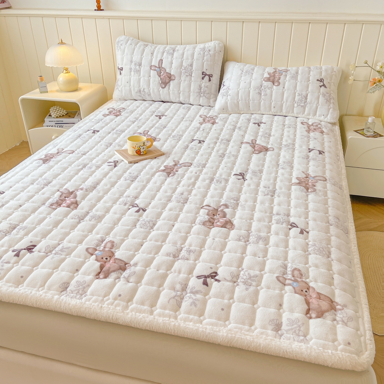 91家纺网 家纺一手货源 找家纺 LIFE.丽芙 2025秋冬新款牛奶绒加厚夹棉床垫床护垫单件印花卡通小清新床褥床垫子三件套 花环小兔