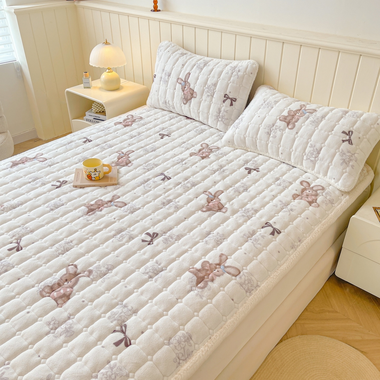 91家纺网 家纺一手货源 找家纺 LIFE.丽芙 2025秋冬新款牛奶绒加厚夹棉床垫床护垫单件印花卡通小清新床褥床垫子三件套 花环小兔