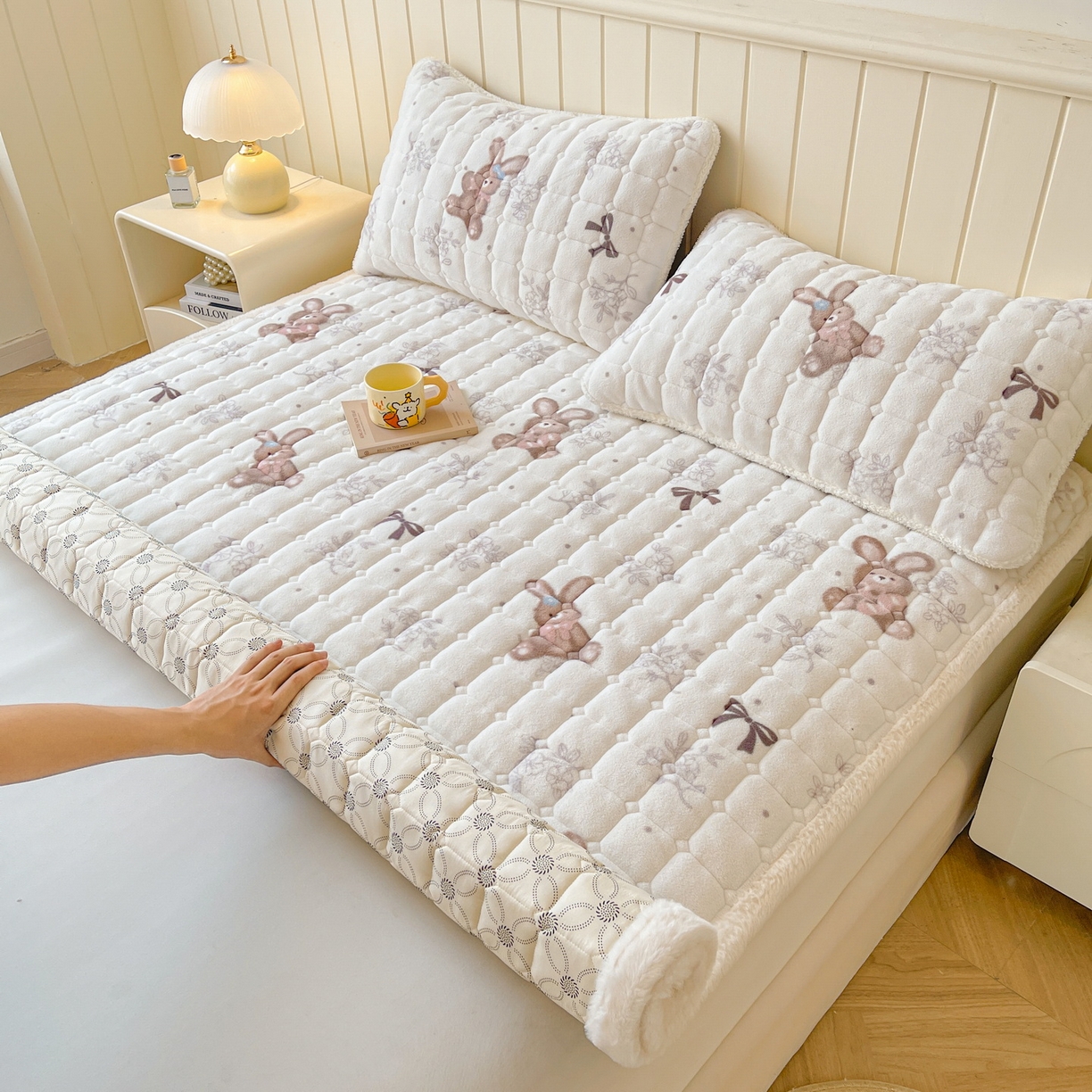 91家纺网 家纺一手货源 找家纺 LIFE.丽芙 2025秋冬新款牛奶绒加厚夹棉床垫床护垫单件印花卡通小清新床褥床垫子三件套 花环小兔