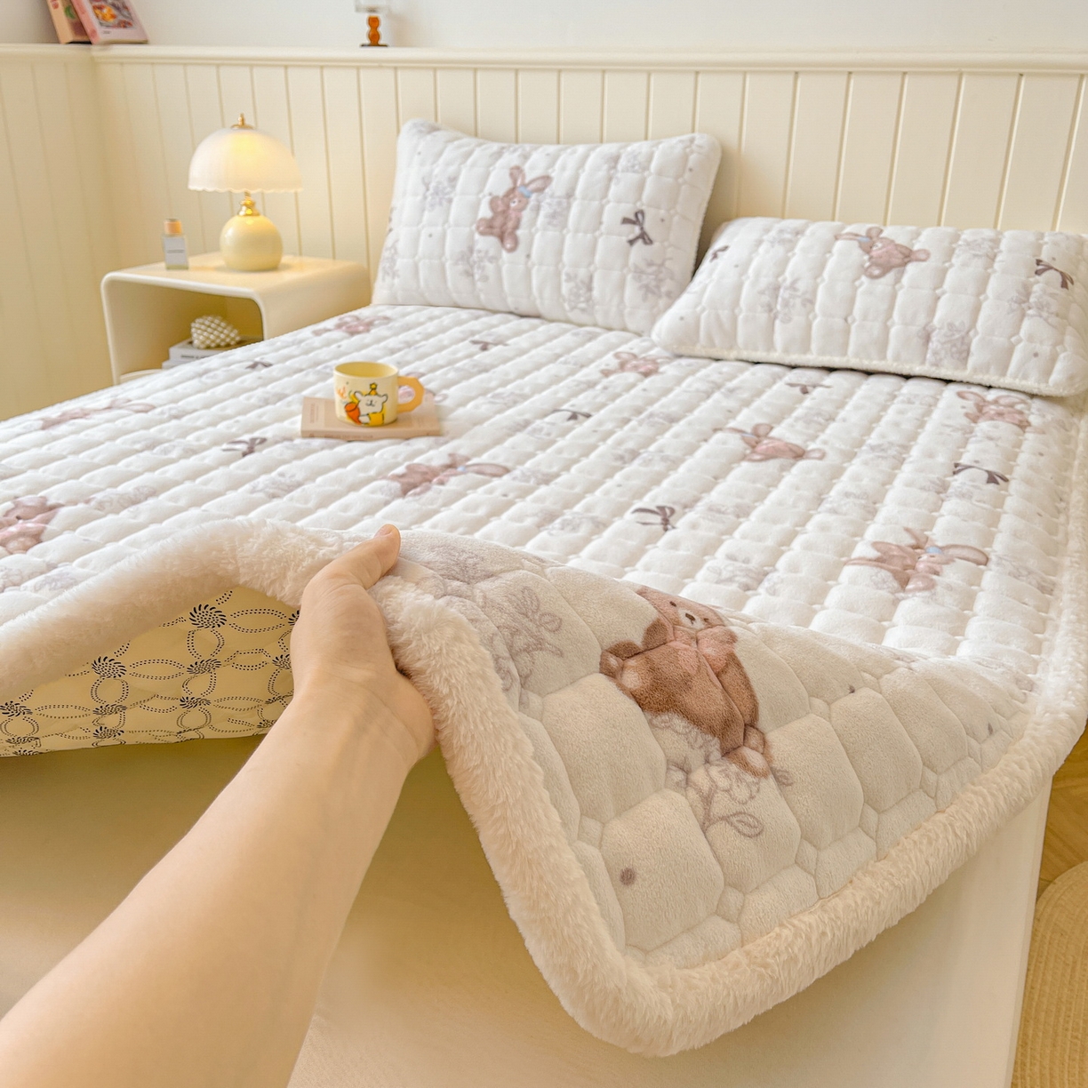 91家纺网 家纺一手货源 找家纺 LIFE.丽芙 2025秋冬新款牛奶绒加厚夹棉床垫床护垫单件印花卡通小清新床褥床垫子三件套 花环小兔