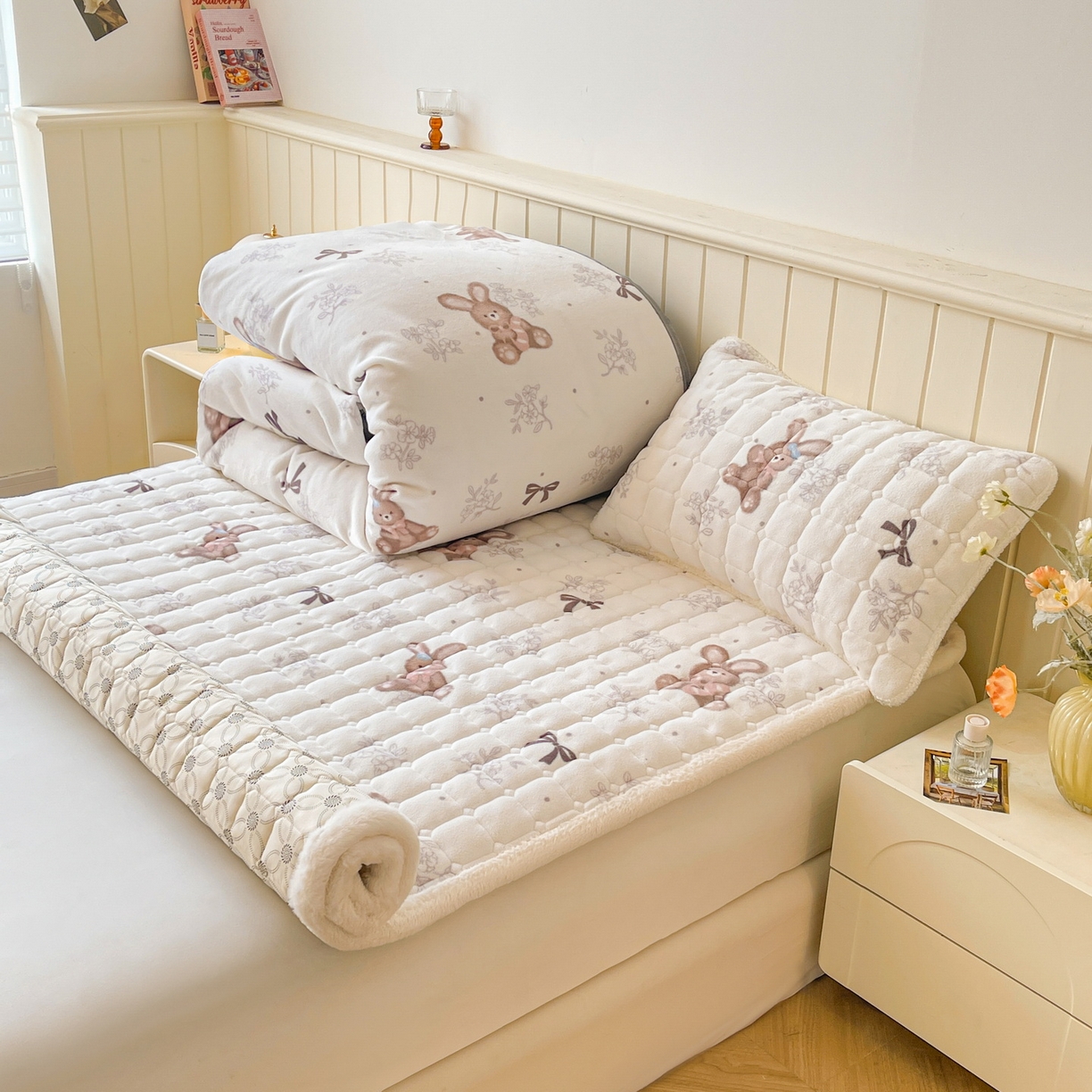 91家纺网 家纺一手货源 找家纺 LIFE.丽芙 2025秋冬新款牛奶绒加厚夹棉床垫床护垫单件印花卡通小清新床褥床垫子三件套 花环小兔