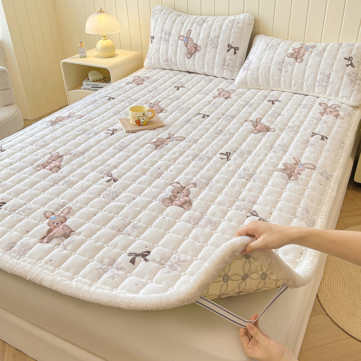 91家纺网 家纺一手货源 找家纺 LIFE.丽芙 2025秋冬新款牛奶绒加厚夹棉床垫床护垫单件印花卡通小清新床褥床垫子三件套 花环小兔