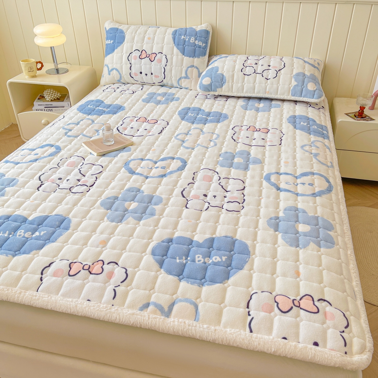 91家纺网 家纺一手货源 找家纺 LIFE.丽芙 2025秋冬新款牛奶绒加厚夹棉床垫床护垫单件印花卡通小清新床褥床垫子三件套 爱心小宠-蓝