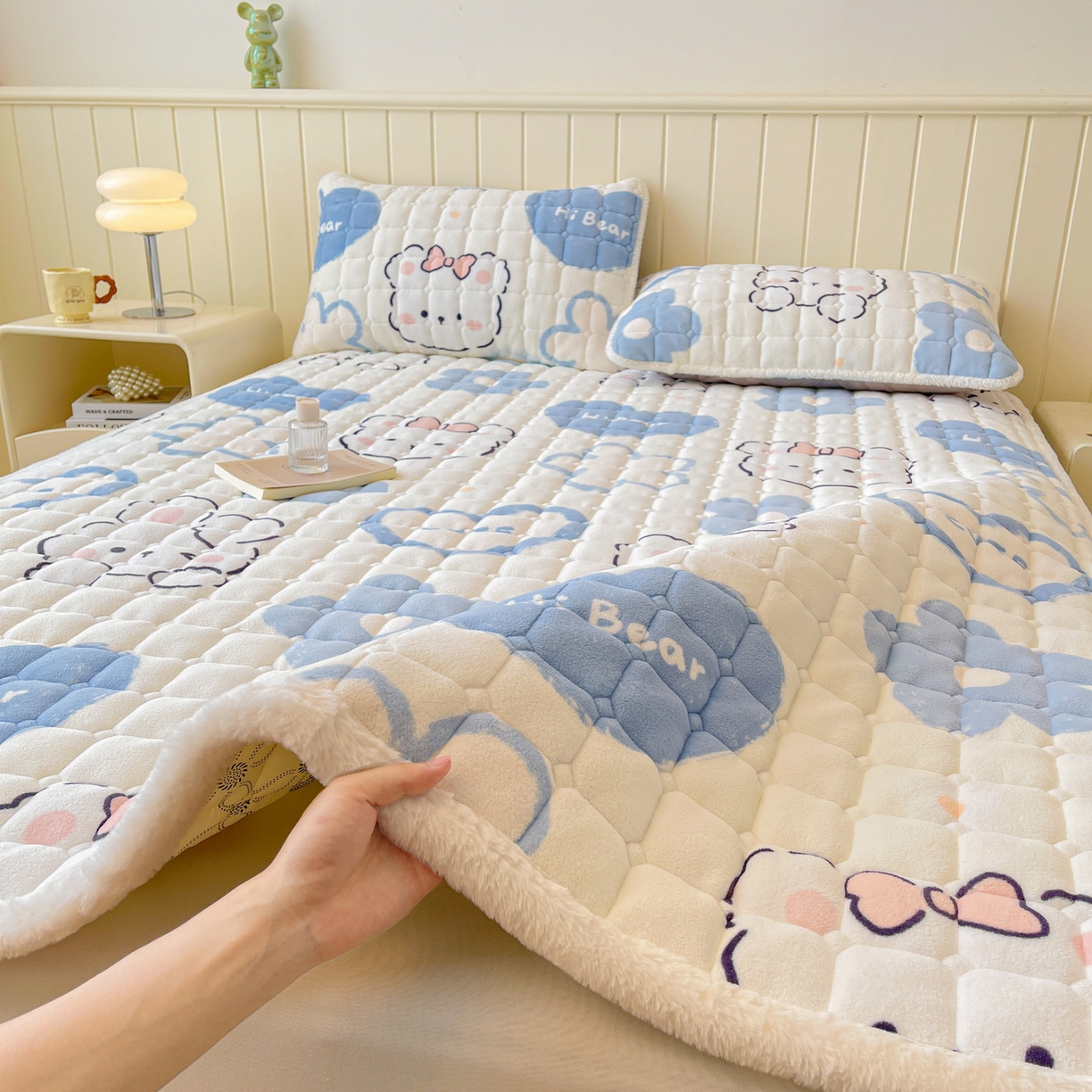 91家纺网 家纺一手货源 找家纺 LIFE.丽芙 2025秋冬新款牛奶绒加厚夹棉床垫床护垫单件印花卡通小清新床褥床垫子三件套 爱心小宠-蓝