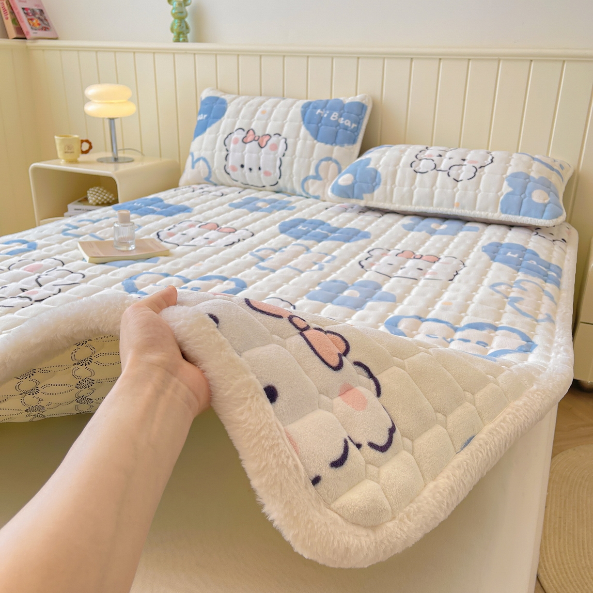 91家纺网 家纺一手货源 找家纺 LIFE.丽芙 2025秋冬新款牛奶绒加厚夹棉床垫床护垫单件印花卡通小清新床褥床垫子三件套 爱心小宠-蓝