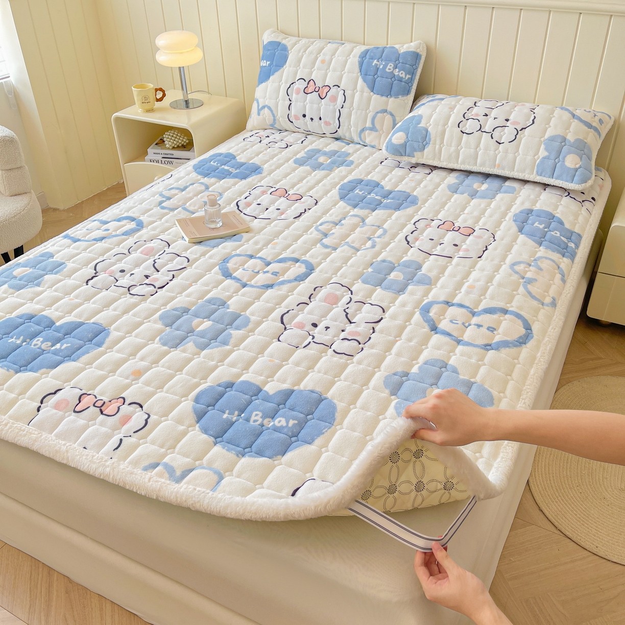 91家纺网 家纺一手货源 找家纺 LIFE.丽芙 2025秋冬新款牛奶绒加厚夹棉床垫床护垫单件印花卡通小清新床褥床垫子三件套 爱心小宠-蓝