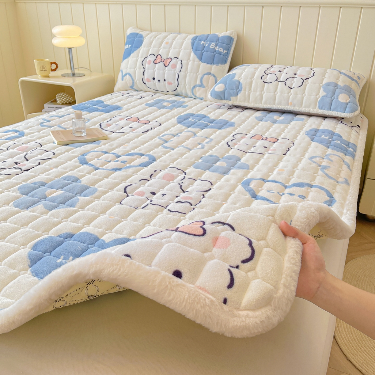 91家纺网 家纺一手货源 找家纺 LIFE.丽芙 2025秋冬新款牛奶绒加厚夹棉床垫床护垫单件印花卡通小清新床褥床垫子三件套 爱心小宠-蓝