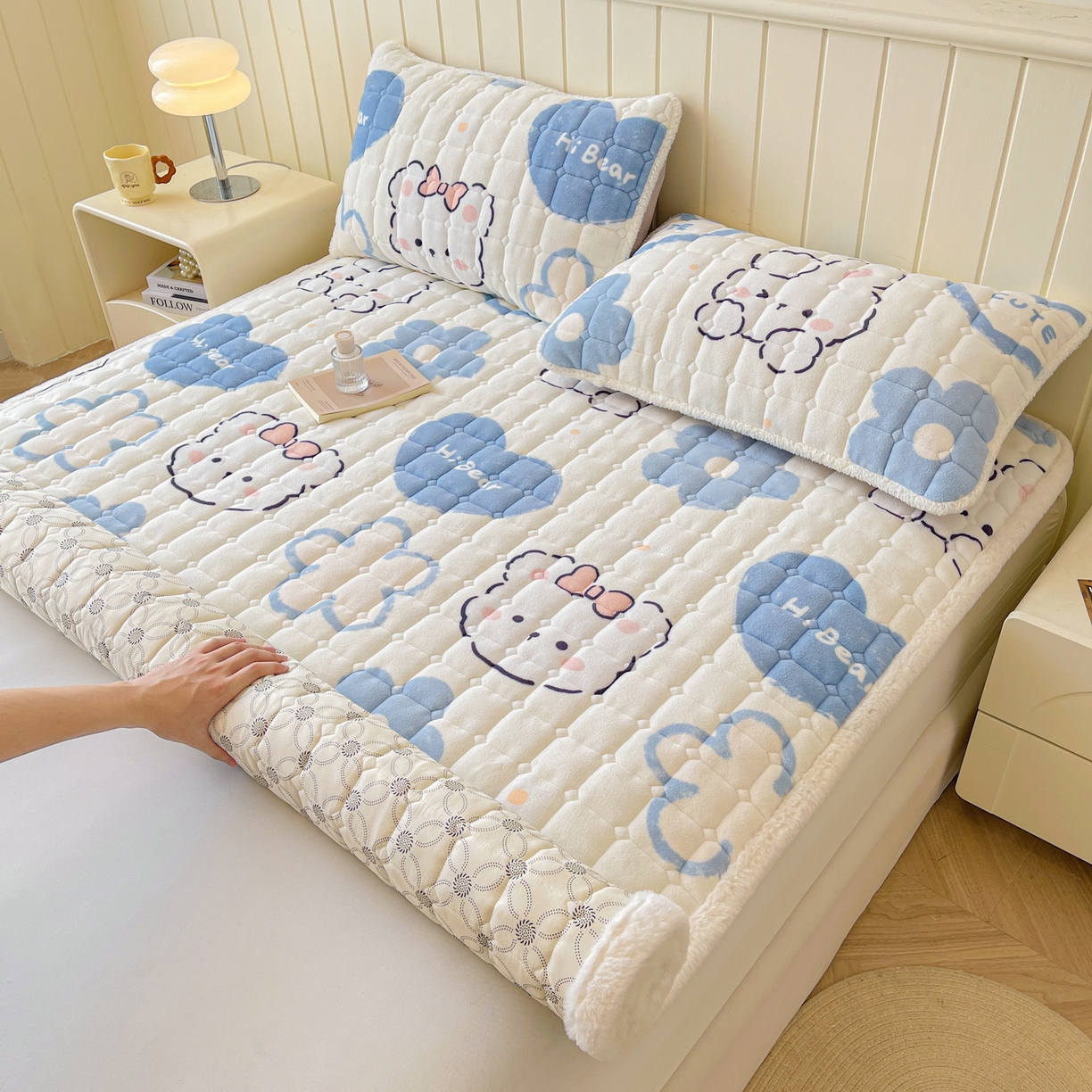 91家纺网 家纺一手货源 找家纺 LIFE.丽芙 2025秋冬新款牛奶绒加厚夹棉床垫床护垫单件印花卡通小清新床褥床垫子三件套 爱心小宠-蓝