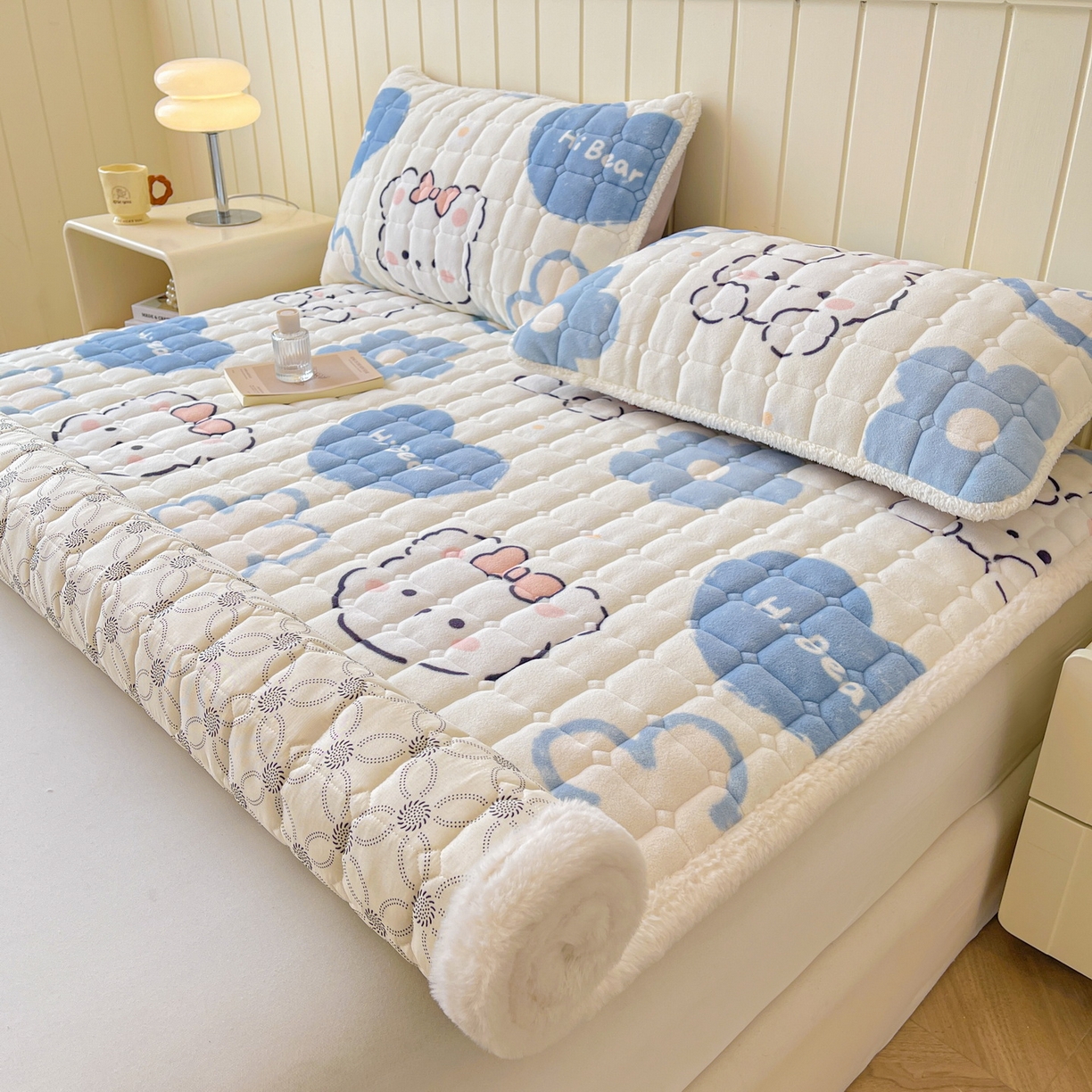 91家纺网 家纺一手货源 找家纺 LIFE.丽芙 2025秋冬新款牛奶绒加厚夹棉床垫床护垫单件印花卡通小清新床褥床垫子三件套 爱心小宠-蓝