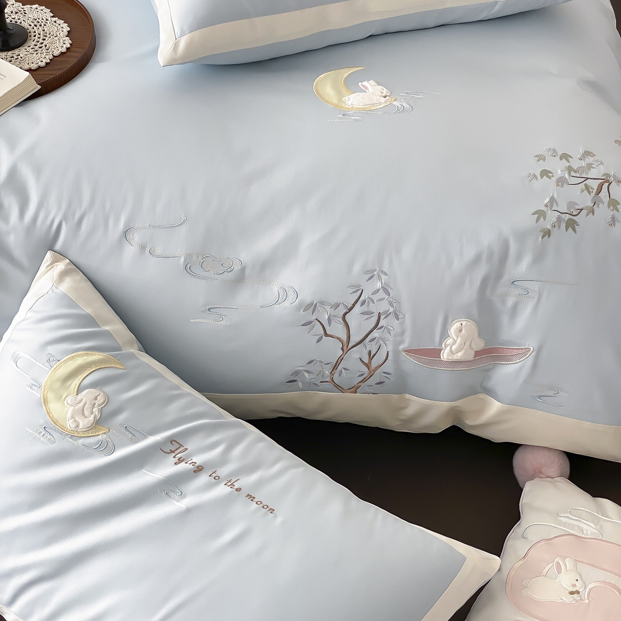 91家纺网 家纺一手货源 找家纺 MIU缪家居 2025新款100支全棉亲肤四件套-喜乐兔 喜乐兔-蓝