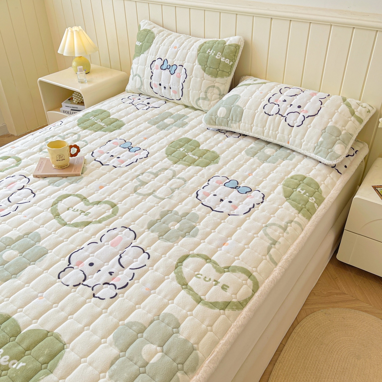 91家纺网 家纺一手货源 找家纺 LIFE.丽芙 2025秋冬新款牛奶绒加厚夹棉床垫床护垫单件印花卡通小清新床褥床垫子三件套 爱心小宠-绿