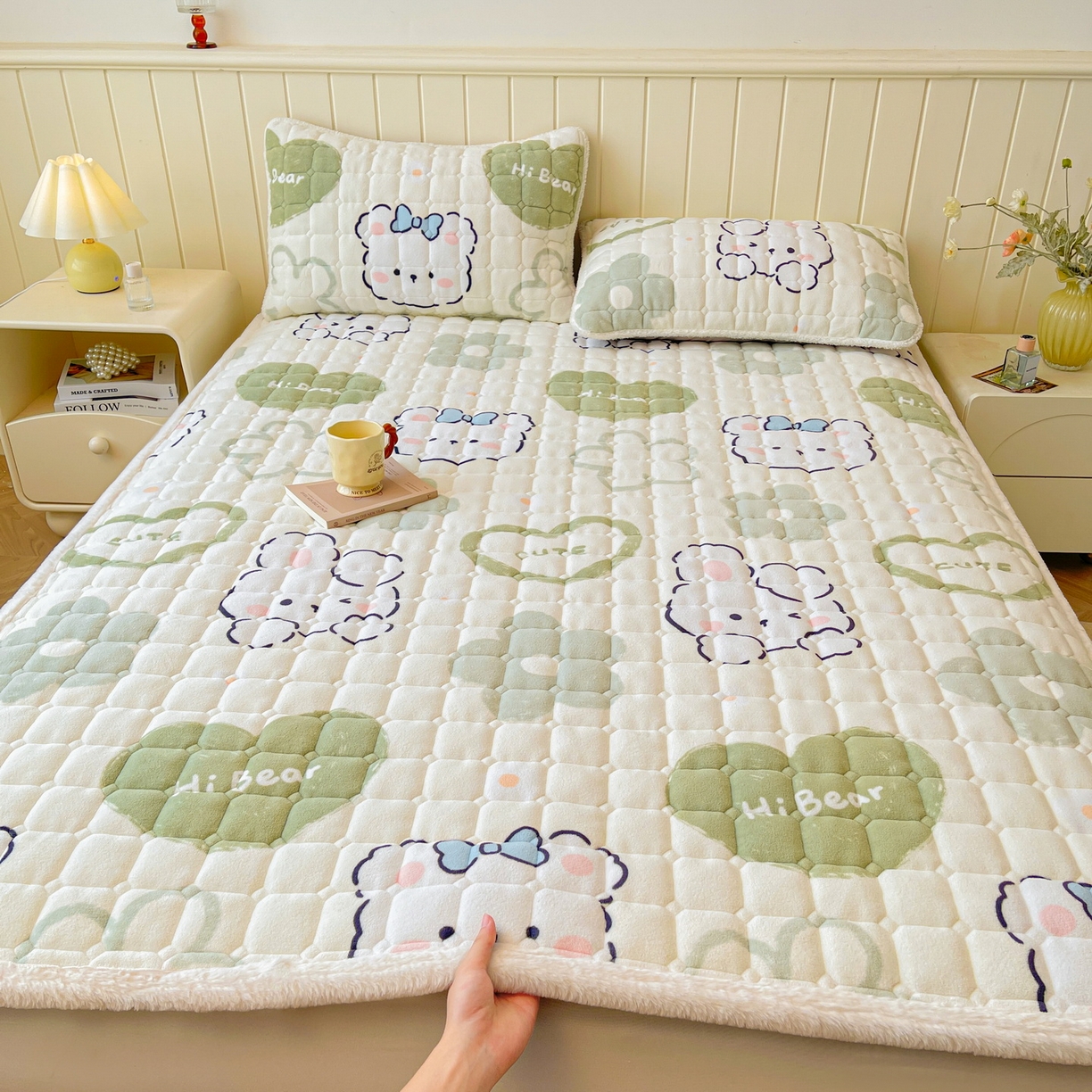 91家纺网 家纺一手货源 找家纺 LIFE.丽芙 2025秋冬新款牛奶绒加厚夹棉床垫床护垫单件印花卡通小清新床褥床垫子三件套 爱心小宠-绿