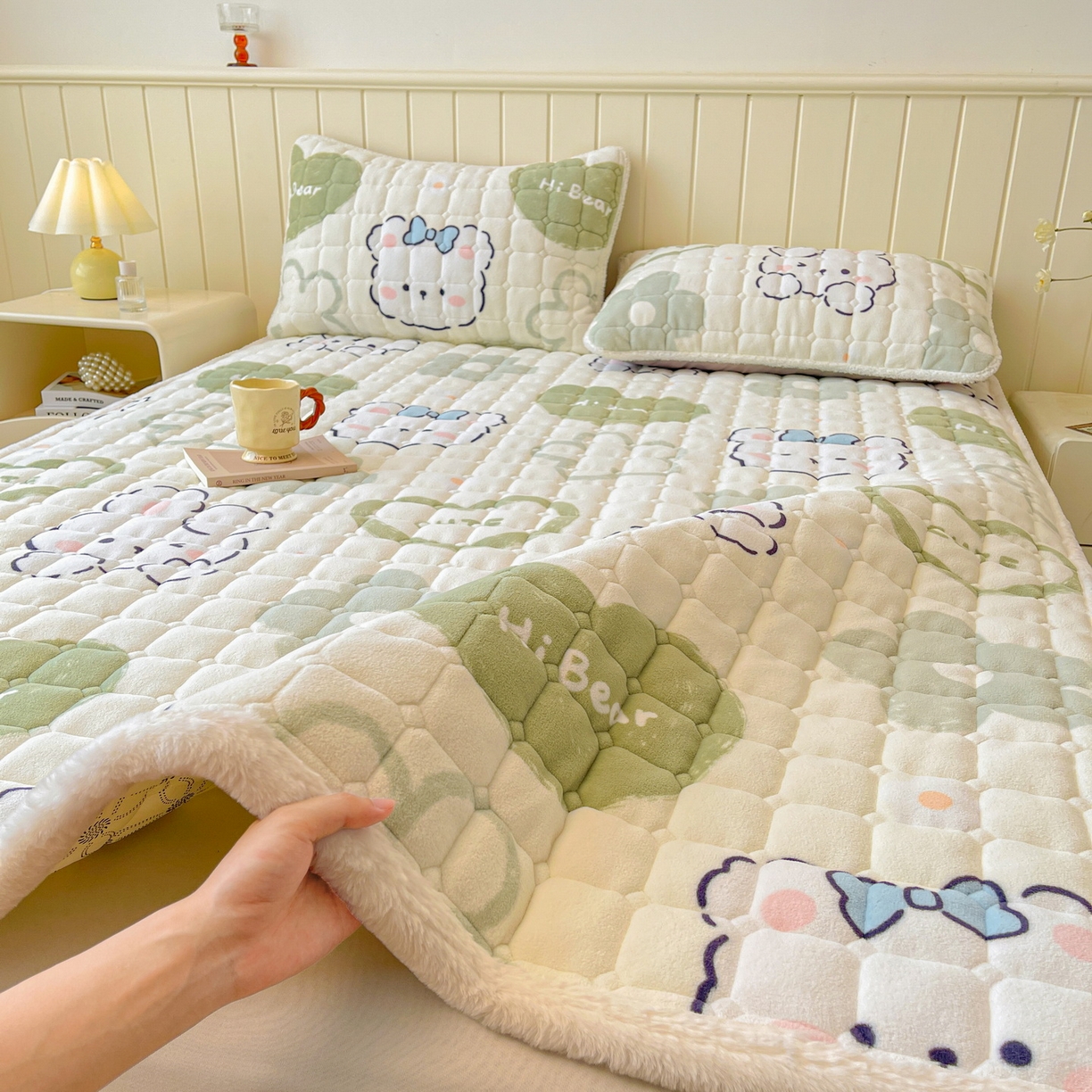 91家纺网 家纺一手货源 找家纺 LIFE.丽芙 2025秋冬新款牛奶绒加厚夹棉床垫床护垫单件印花卡通小清新床褥床垫子三件套 爱心小宠-绿