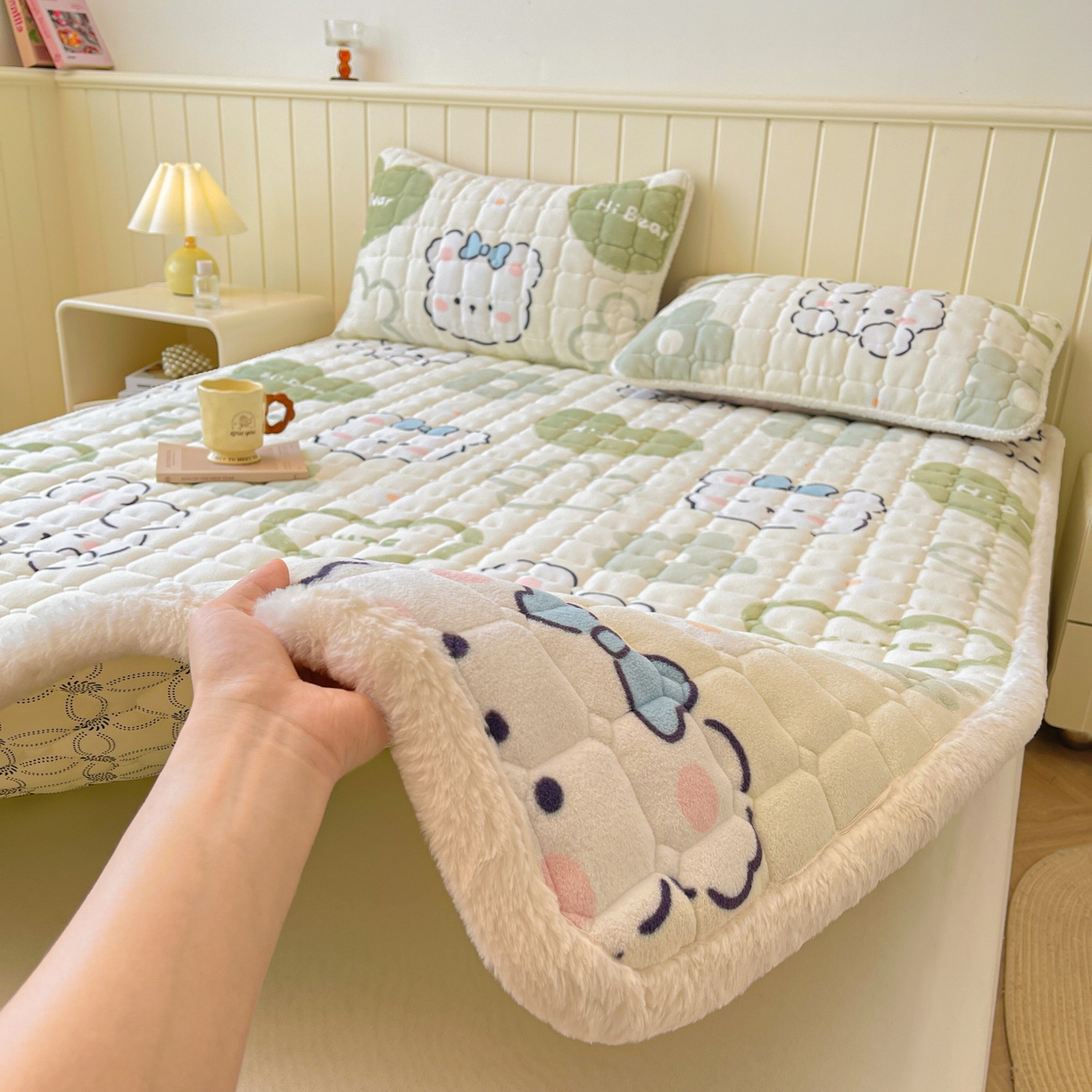 91家纺网 家纺一手货源 找家纺 LIFE.丽芙 2025秋冬新款牛奶绒加厚夹棉床垫床护垫单件印花卡通小清新床褥床垫子三件套 爱心小宠-绿