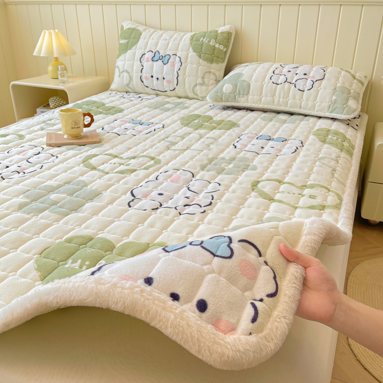 91家纺网 家纺一手货源 找家纺 LIFE.丽芙 2025秋冬新款牛奶绒加厚夹棉床垫床护垫单件印花卡通小清新床褥床垫子三件套 爱心小宠-绿