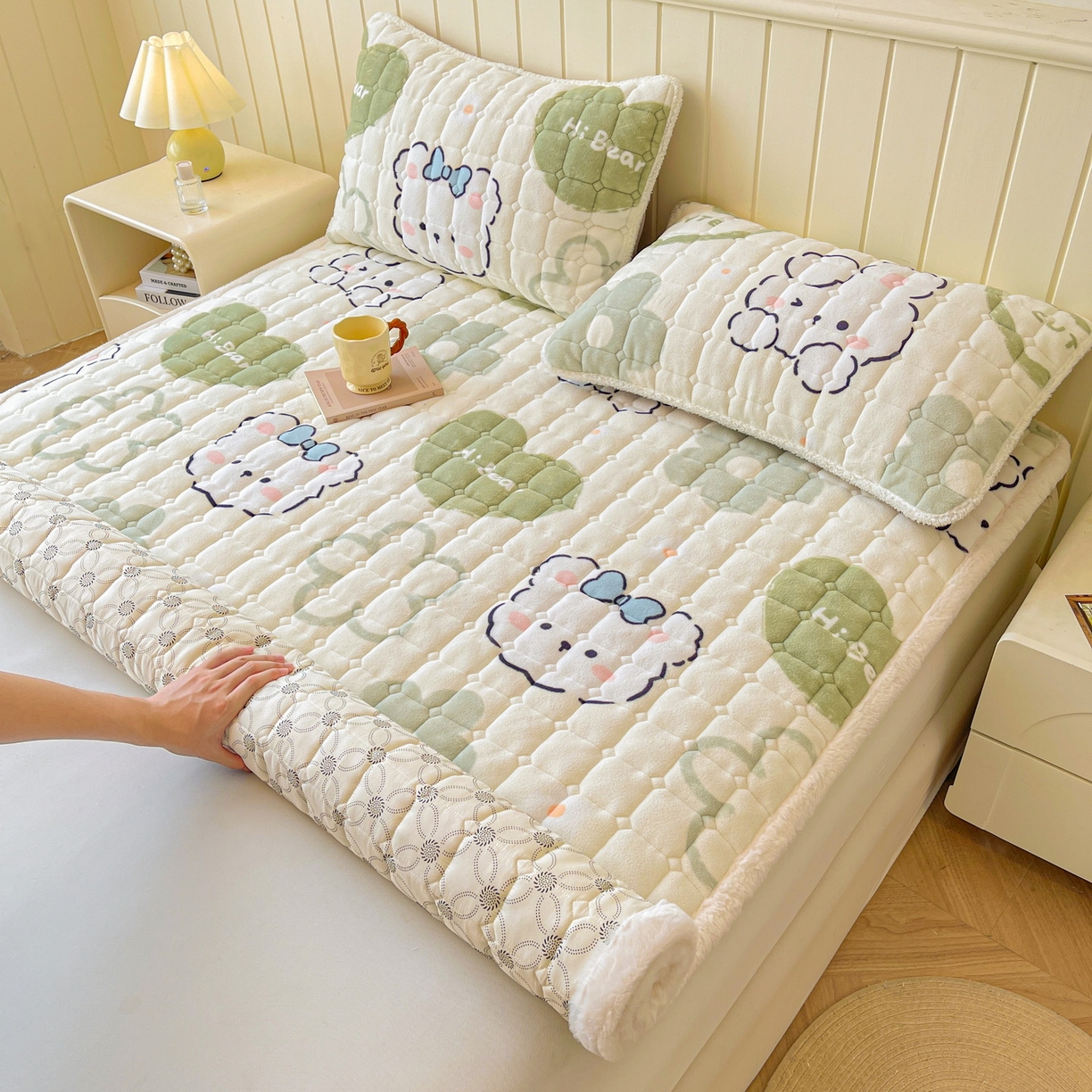 91家纺网 家纺一手货源 找家纺 LIFE.丽芙 2025秋冬新款牛奶绒加厚夹棉床垫床护垫单件印花卡通小清新床褥床垫子三件套 爱心小宠-绿
