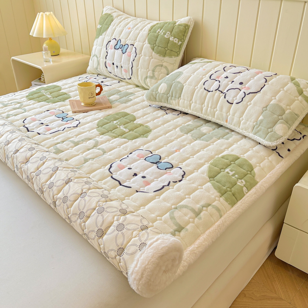 91家纺网 家纺一手货源 找家纺 LIFE.丽芙 2025秋冬新款牛奶绒加厚夹棉床垫床护垫单件印花卡通小清新床褥床垫子三件套 爱心小宠-绿