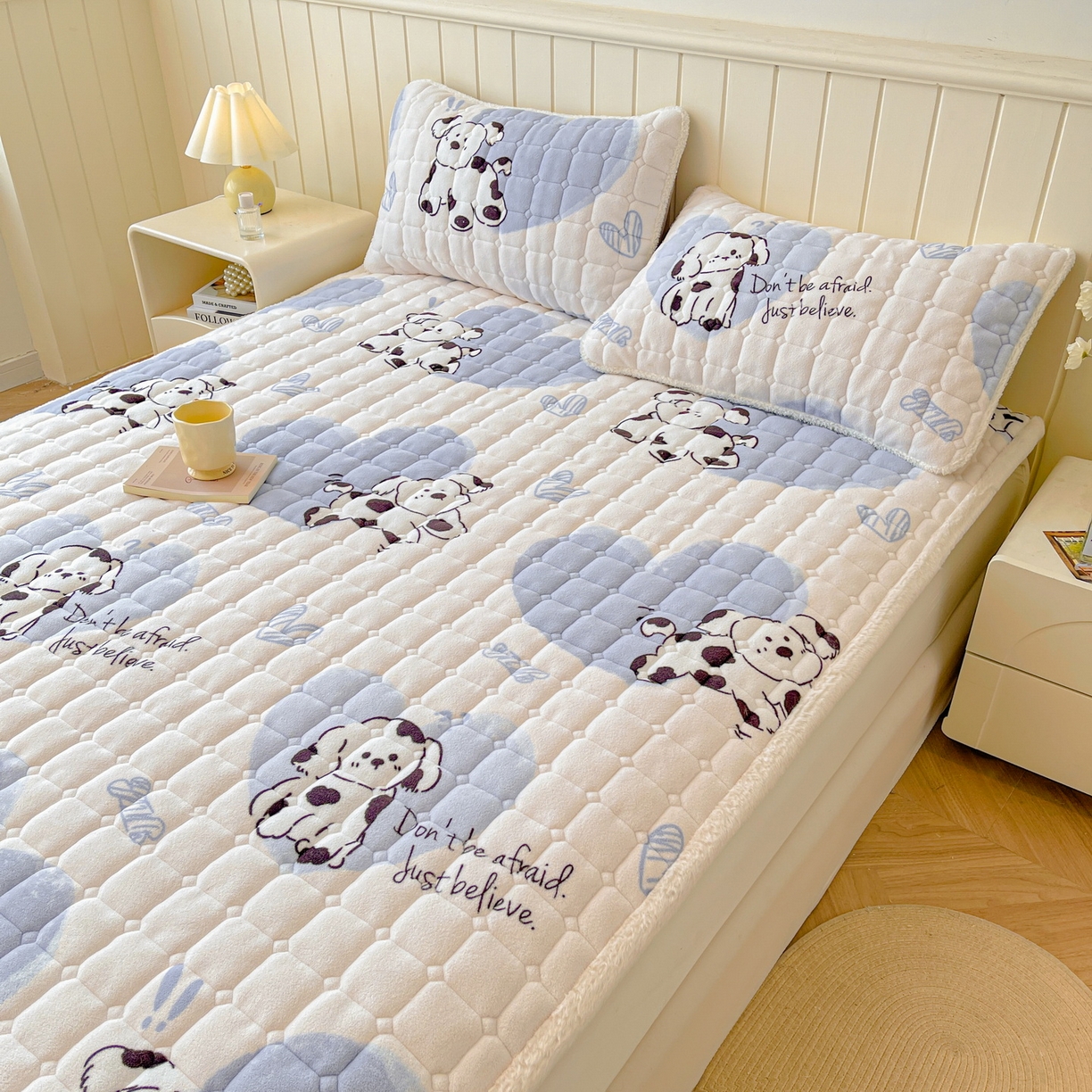 91家纺网 家纺一手货源 找家纺 LIFE.丽芙 2025秋冬新款牛奶绒加厚夹棉床垫床护垫单件印花卡通小清新床褥床垫子三件套 幸运狗