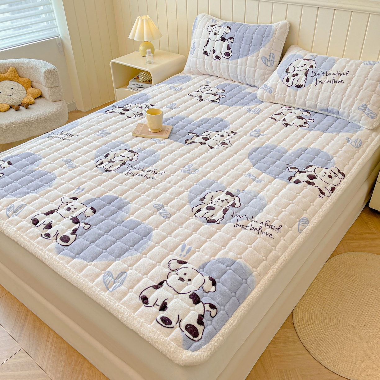 91家纺网 家纺一手货源 找家纺 LIFE.丽芙 2025秋冬新款牛奶绒加厚夹棉床垫床护垫单件印花卡通小清新床褥床垫子三件套 幸运狗