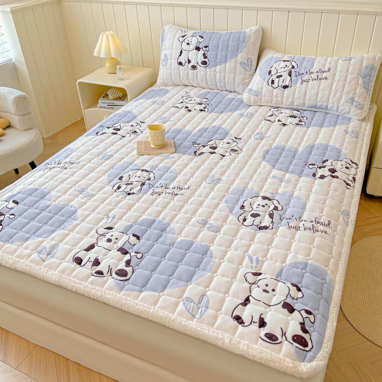 91家纺网 家纺一手货源 找家纺 LIFE.丽芙 2025秋冬新款牛奶绒加厚夹棉床垫床护垫单件印花卡通小清新床褥床垫子三件套 幸运狗