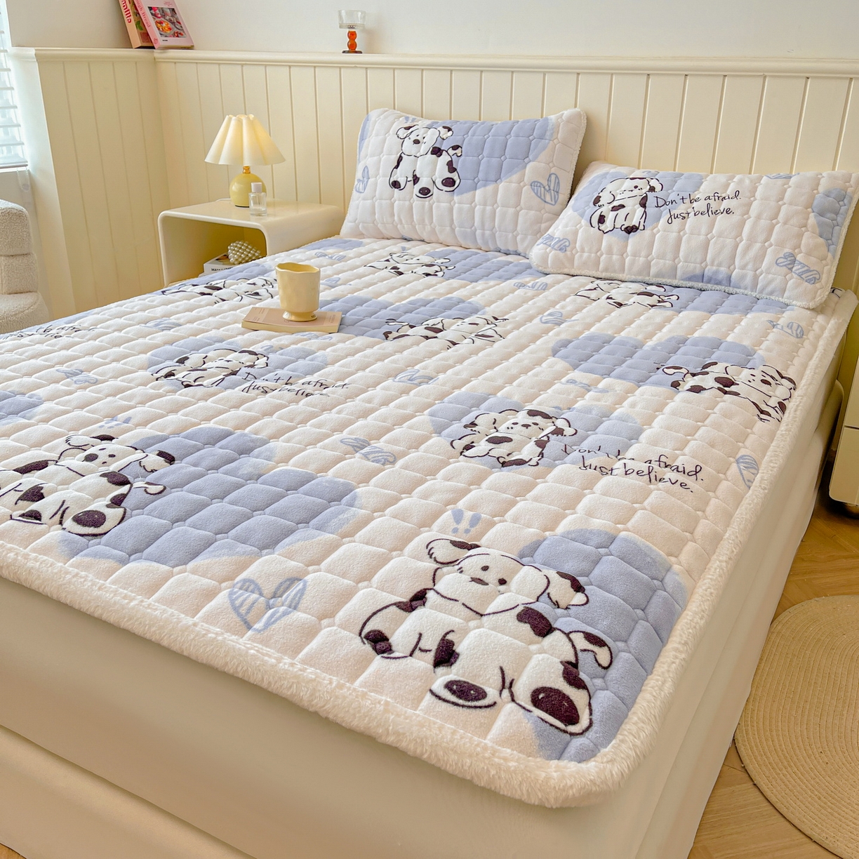 91家纺网 家纺一手货源 找家纺 LIFE.丽芙 2025秋冬新款牛奶绒加厚夹棉床垫床护垫单件印花卡通小清新床褥床垫子三件套 幸运狗