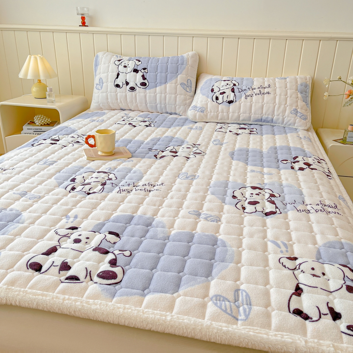 91家纺网 家纺一手货源 找家纺 LIFE.丽芙 2025秋冬新款牛奶绒加厚夹棉床垫床护垫单件印花卡通小清新床褥床垫子三件套 幸运狗