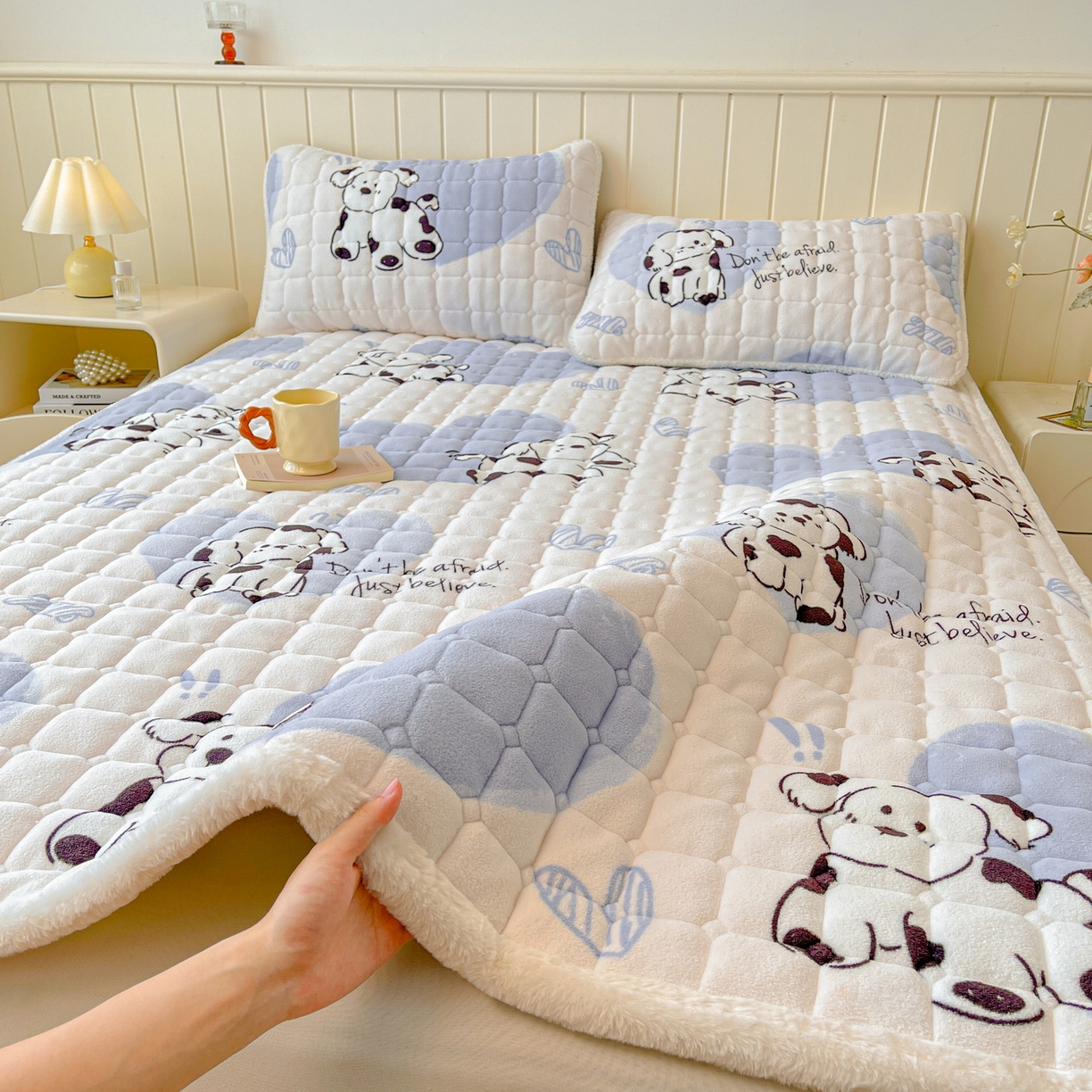 91家纺网 家纺一手货源 找家纺 LIFE.丽芙 2025秋冬新款牛奶绒加厚夹棉床垫床护垫单件印花卡通小清新床褥床垫子三件套 幸运狗