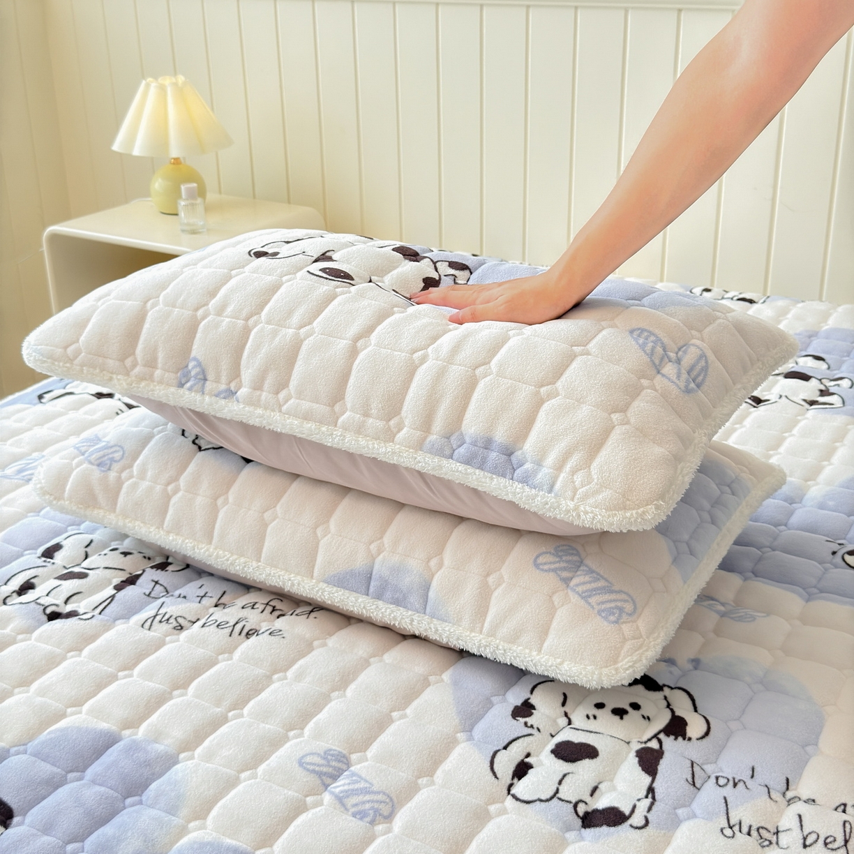 91家纺网 家纺一手货源 找家纺 LIFE.丽芙 2025秋冬新款牛奶绒加厚夹棉床垫床护垫单件印花卡通小清新床褥床垫子三件套 幸运狗