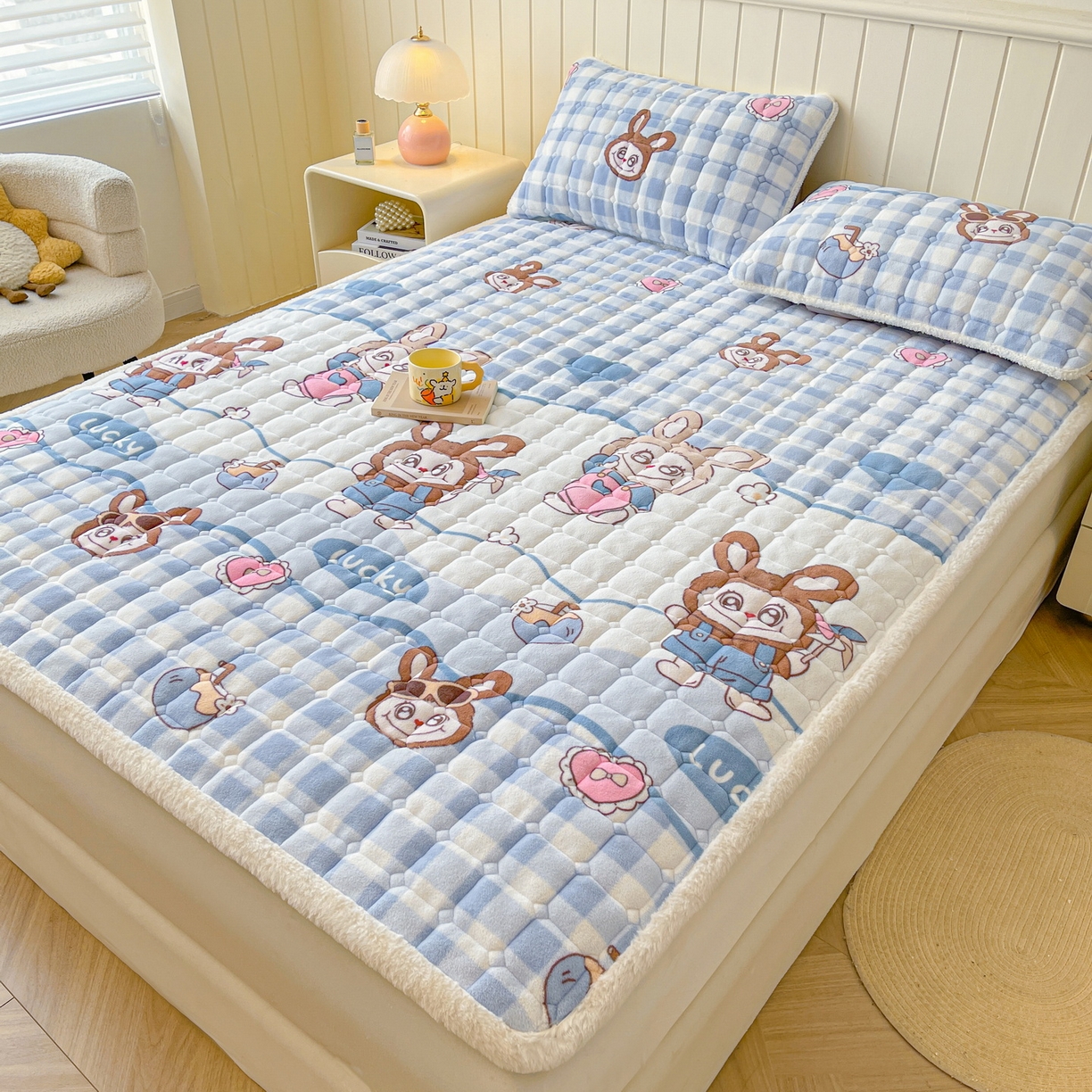 91家纺网 家纺一手货源 找家纺 LIFE.丽芙 2025秋冬新款牛奶绒加厚夹棉床垫床护垫单件印花卡通小清新床褥床垫子三件套 布布乐园