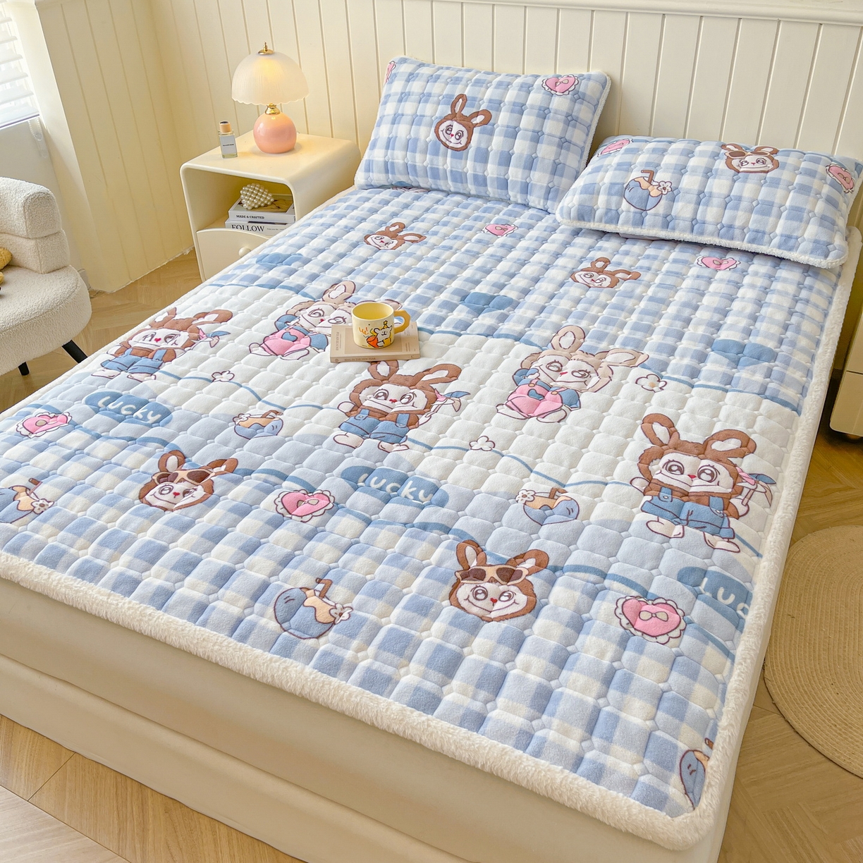 91家纺网 家纺一手货源 找家纺 LIFE.丽芙 2025秋冬新款牛奶绒加厚夹棉床垫床护垫单件印花卡通小清新床褥床垫子三件套 布布乐园