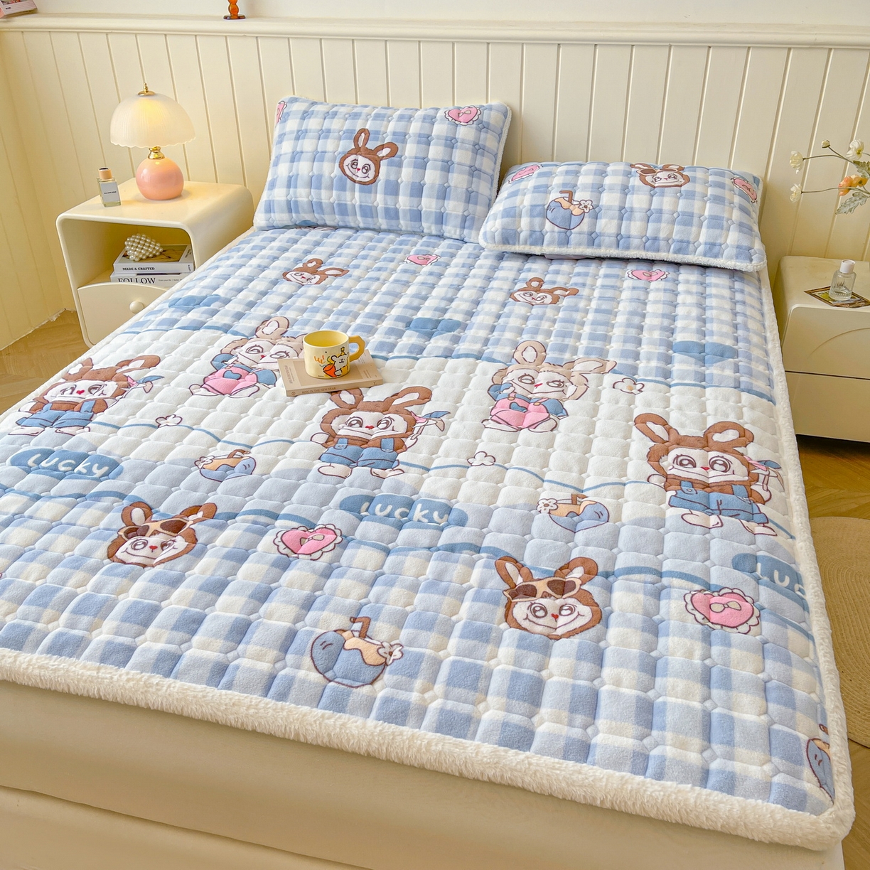 91家纺网 家纺一手货源 找家纺 LIFE.丽芙 2025秋冬新款牛奶绒加厚夹棉床垫床护垫单件印花卡通小清新床褥床垫子三件套 布布乐园