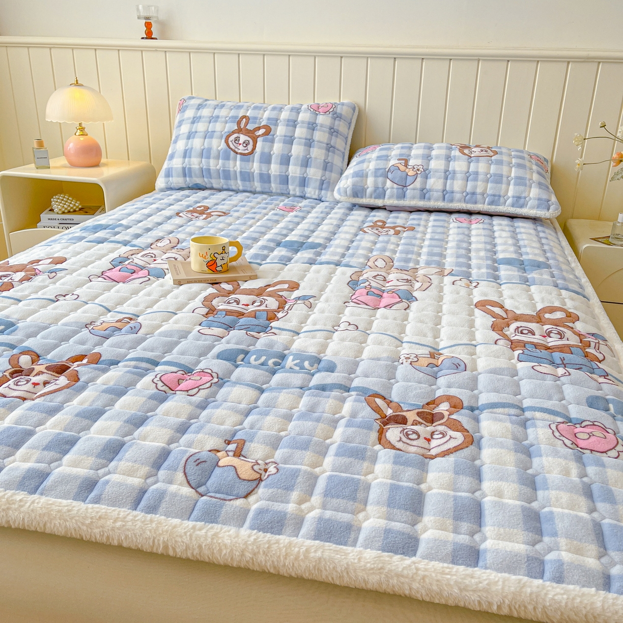 91家纺网 家纺一手货源 找家纺 LIFE.丽芙 2025秋冬新款牛奶绒加厚夹棉床垫床护垫单件印花卡通小清新床褥床垫子三件套 布布乐园