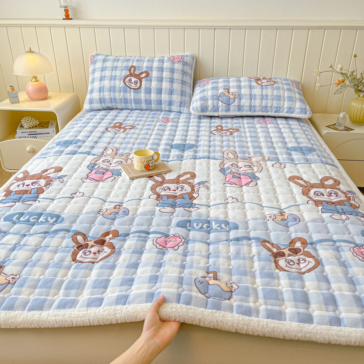 91家纺网 家纺一手货源 找家纺 LIFE.丽芙 2025秋冬新款牛奶绒加厚夹棉床垫床护垫单件印花卡通小清新床褥床垫子三件套 布布乐园