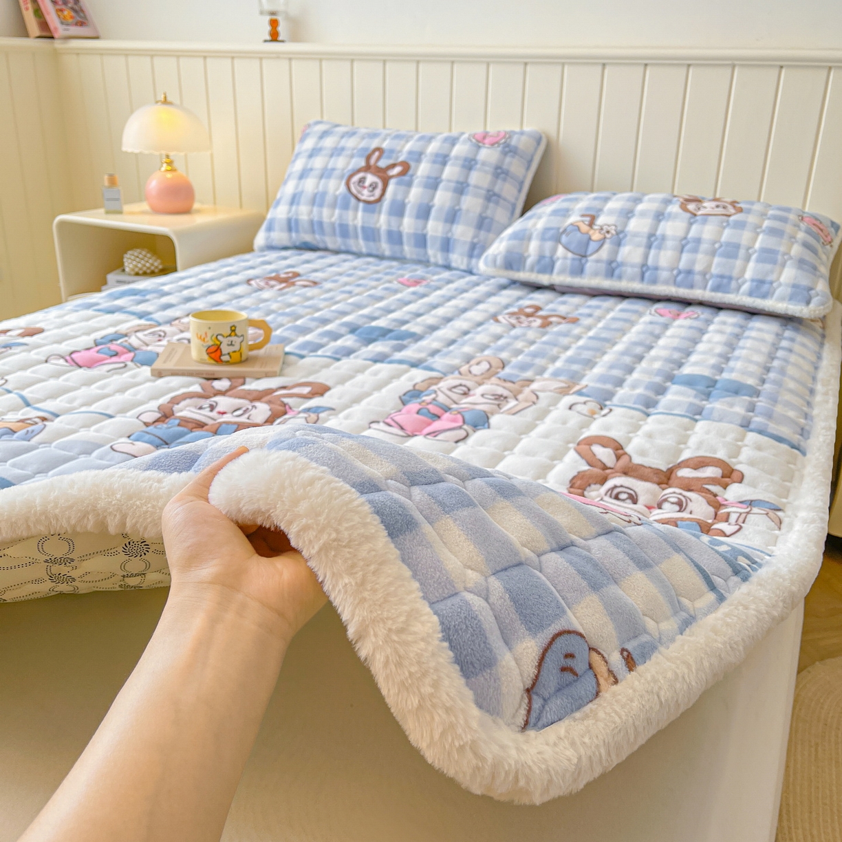 91家纺网 家纺一手货源 找家纺 LIFE.丽芙 2025秋冬新款牛奶绒加厚夹棉床垫床护垫单件印花卡通小清新床褥床垫子三件套 布布乐园