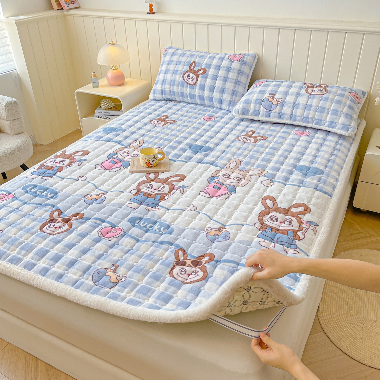 91家纺网 家纺一手货源 找家纺 LIFE.丽芙 2025秋冬新款牛奶绒加厚夹棉床垫床护垫单件印花卡通小清新床褥床垫子三件套 布布乐园