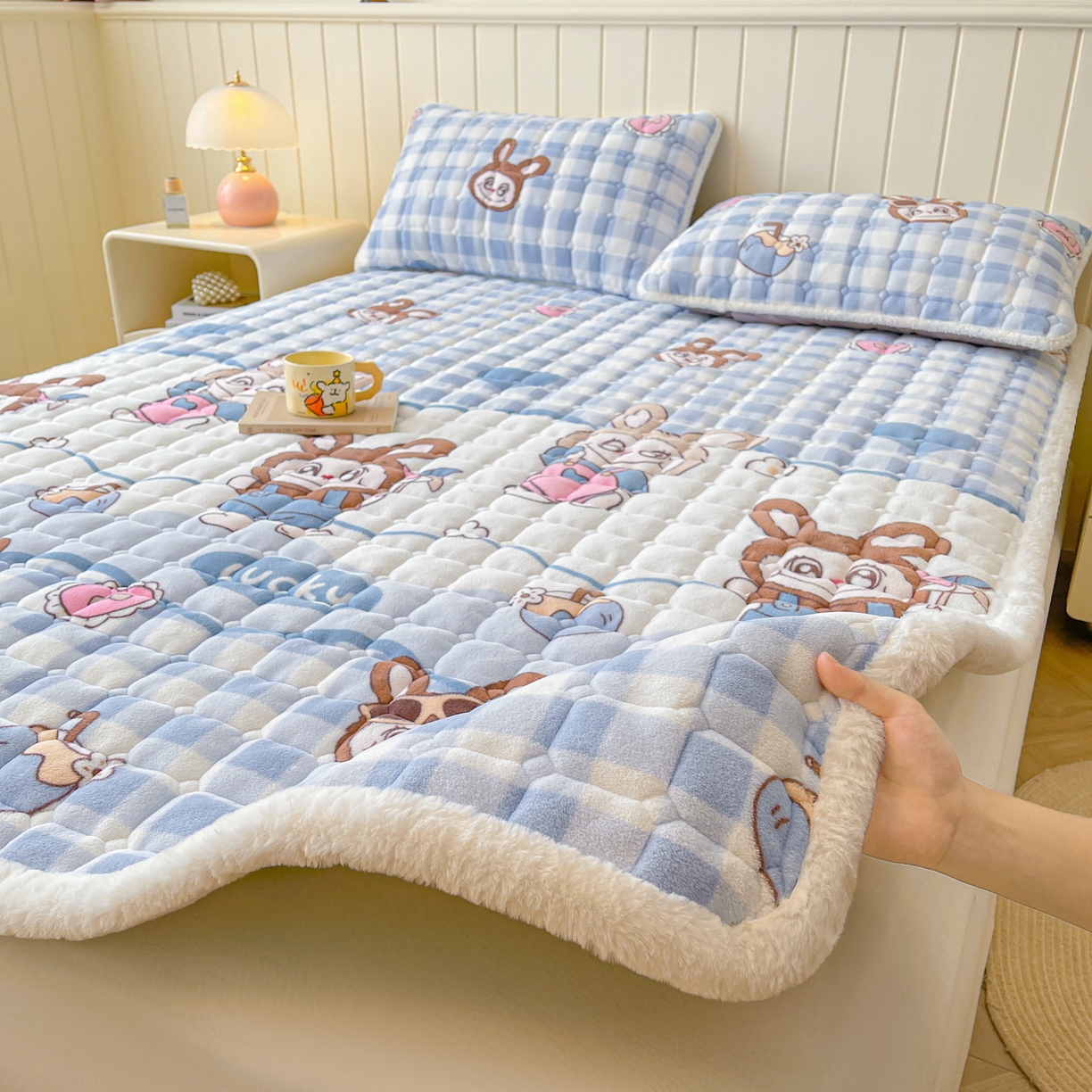 91家纺网 家纺一手货源 找家纺 LIFE.丽芙 2025秋冬新款牛奶绒加厚夹棉床垫床护垫单件印花卡通小清新床褥床垫子三件套 布布乐园