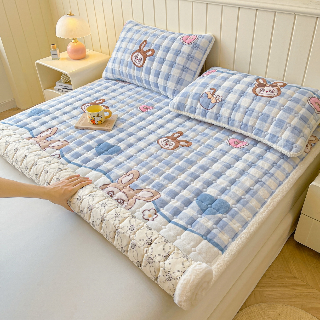 91家纺网 家纺一手货源 找家纺 LIFE.丽芙 2025秋冬新款牛奶绒加厚夹棉床垫床护垫单件印花卡通小清新床褥床垫子三件套 布布乐园