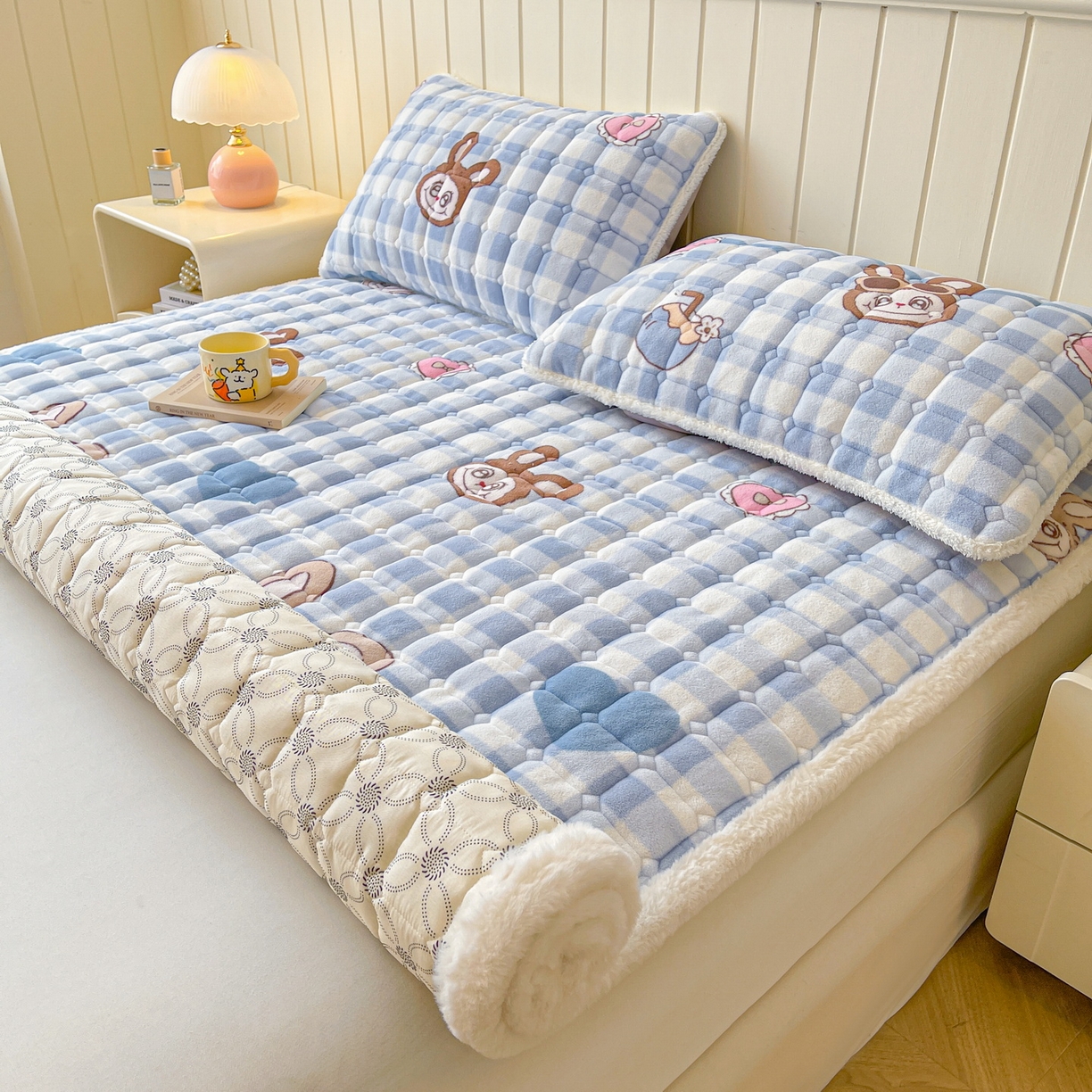 91家纺网 家纺一手货源 找家纺 LIFE.丽芙 2025秋冬新款牛奶绒加厚夹棉床垫床护垫单件印花卡通小清新床褥床垫子三件套 布布乐园