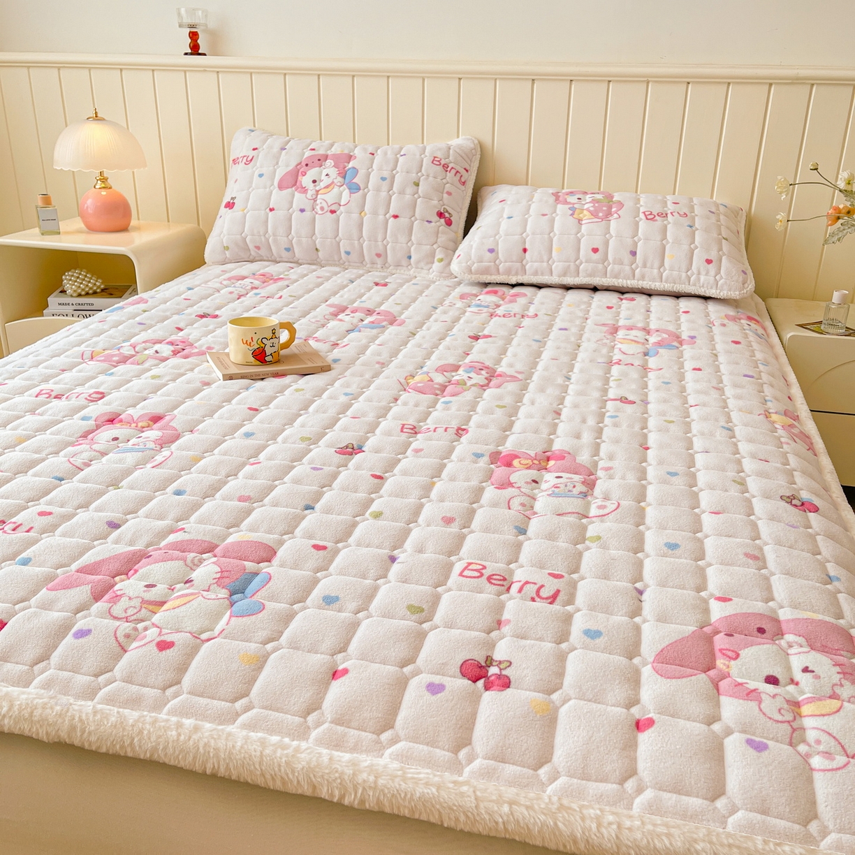 91家纺网 家纺一手货源 找家纺 LIFE.丽芙 2025秋冬新款牛奶绒加厚夹棉床垫床护垫单件印花卡通小清新床褥床垫子三件套 乖乖喵