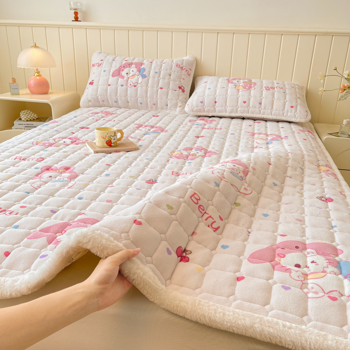 91家纺网 家纺一手货源 找家纺 LIFE.丽芙 2025秋冬新款牛奶绒加厚夹棉床垫床护垫单件印花卡通小清新床褥床垫子三件套 乖乖喵