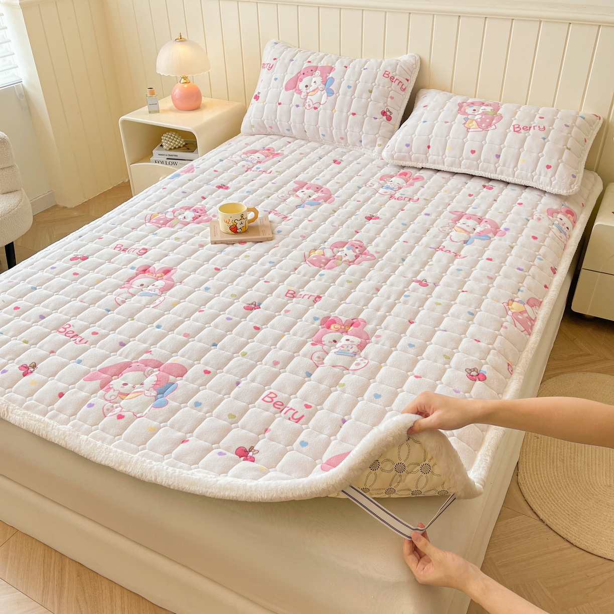 91家纺网 家纺一手货源 找家纺 LIFE.丽芙 2025秋冬新款牛奶绒加厚夹棉床垫床护垫单件印花卡通小清新床褥床垫子三件套 乖乖喵