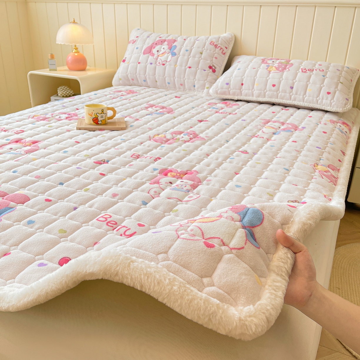 91家纺网 家纺一手货源 找家纺 LIFE.丽芙 2025秋冬新款牛奶绒加厚夹棉床垫床护垫单件印花卡通小清新床褥床垫子三件套 乖乖喵