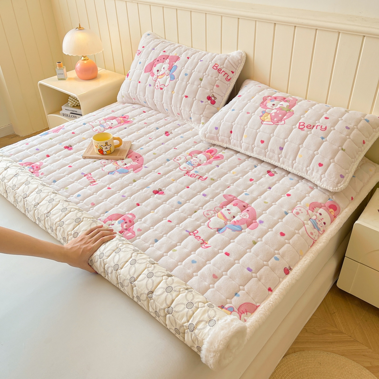 91家纺网 家纺一手货源 找家纺 LIFE.丽芙 2025秋冬新款牛奶绒加厚夹棉床垫床护垫单件印花卡通小清新床褥床垫子三件套 乖乖喵
