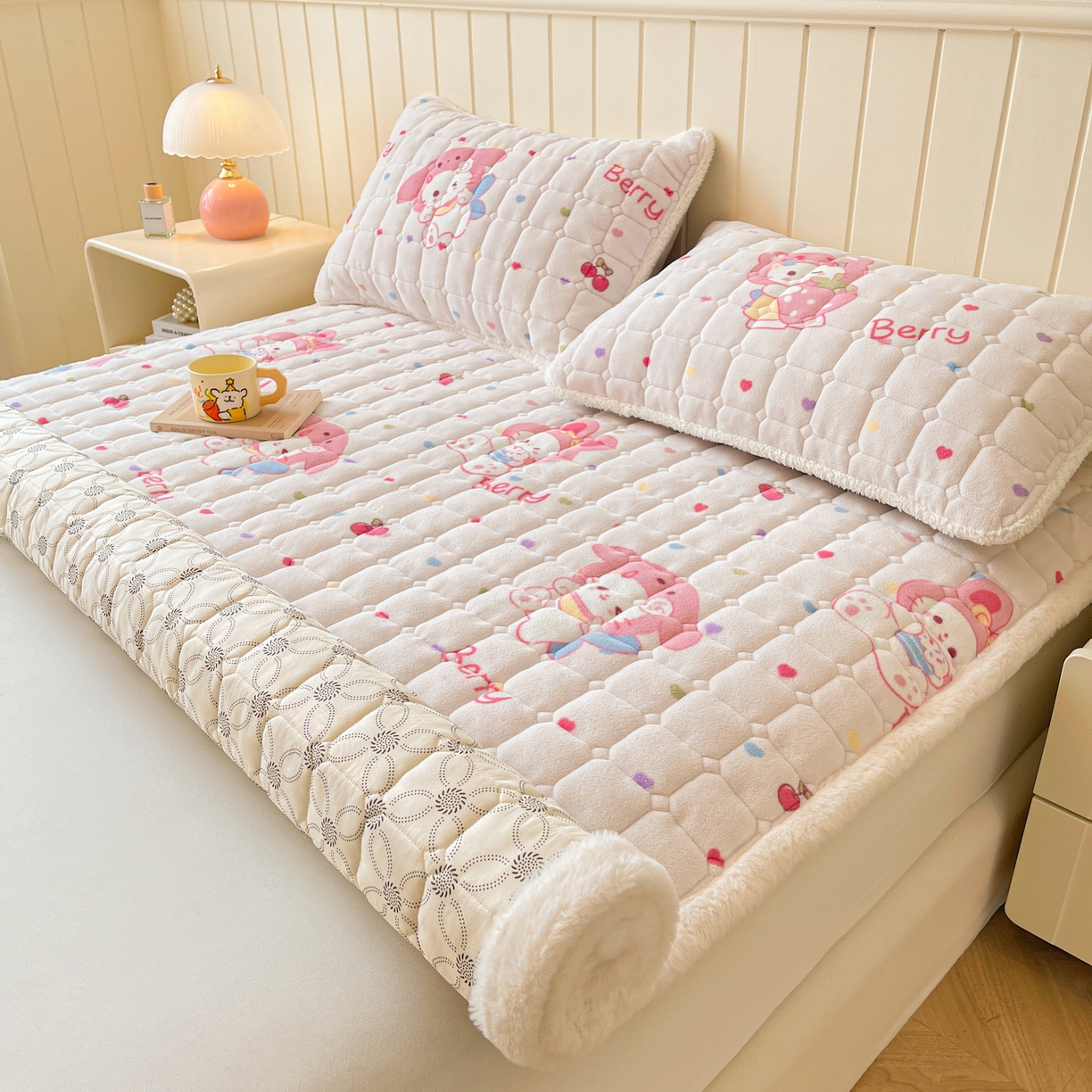 91家纺网 家纺一手货源 找家纺 LIFE.丽芙 2025秋冬新款牛奶绒加厚夹棉床垫床护垫单件印花卡通小清新床褥床垫子三件套 乖乖喵
