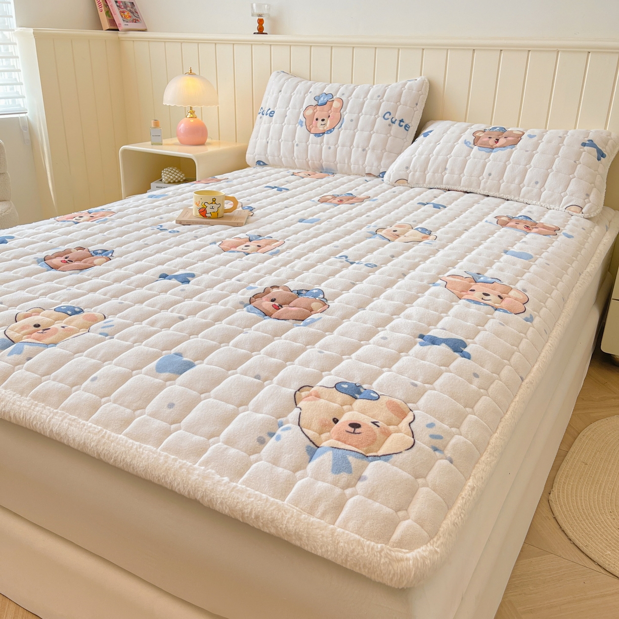 91家纺网 家纺一手货源 找家纺 LIFE.丽芙 2025秋冬新款牛奶绒加厚夹棉床垫床护垫单件印花卡通小清新床褥床垫子三件套 动感小熊