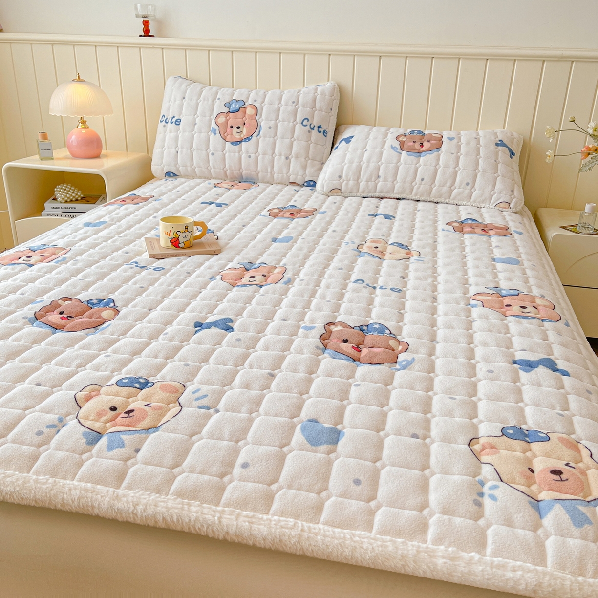 91家纺网 家纺一手货源 找家纺 LIFE.丽芙 2025秋冬新款牛奶绒加厚夹棉床垫床护垫单件印花卡通小清新床褥床垫子三件套 动感小熊