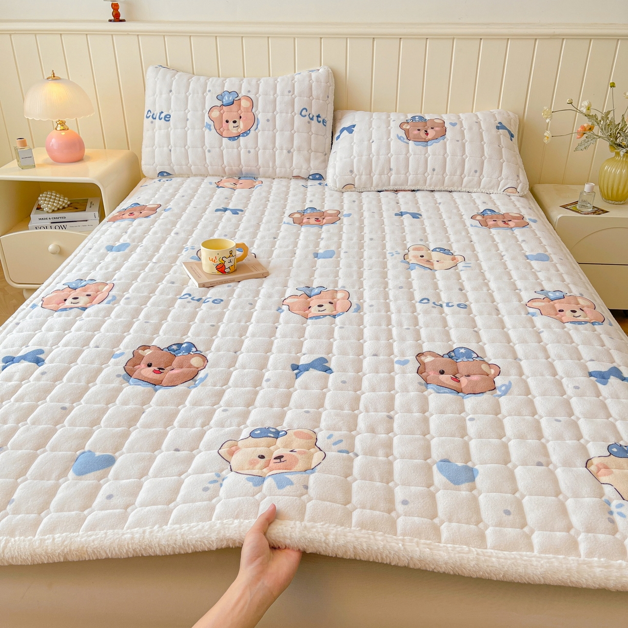 91家纺网 家纺一手货源 找家纺 LIFE.丽芙 2025秋冬新款牛奶绒加厚夹棉床垫床护垫单件印花卡通小清新床褥床垫子三件套 动感小熊