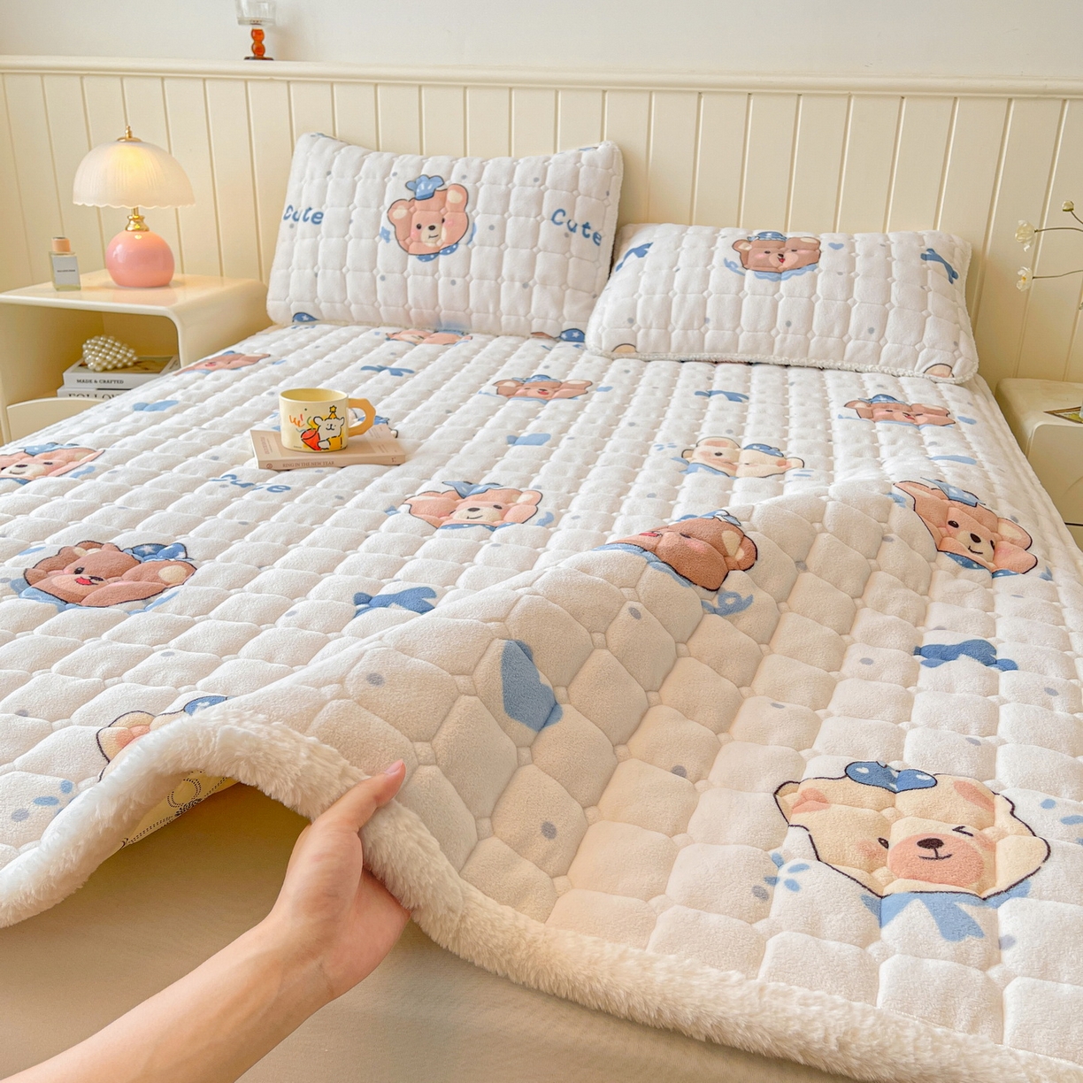 91家纺网 家纺一手货源 找家纺 LIFE.丽芙 2025秋冬新款牛奶绒加厚夹棉床垫床护垫单件印花卡通小清新床褥床垫子三件套 动感小熊