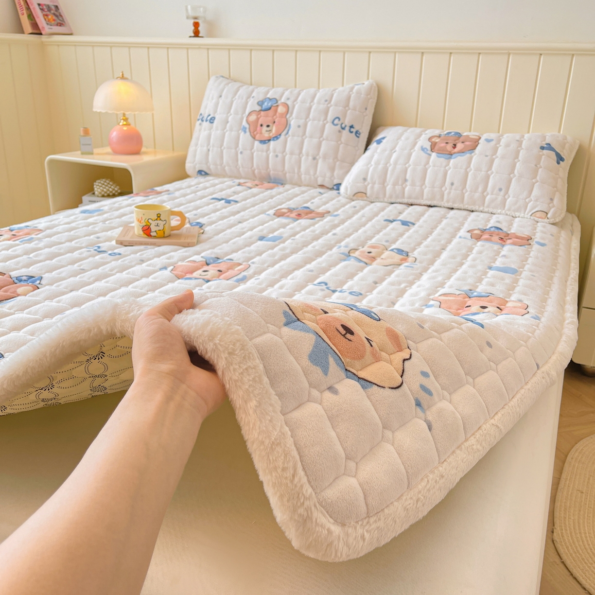 91家纺网 家纺一手货源 找家纺 LIFE.丽芙 2025秋冬新款牛奶绒加厚夹棉床垫床护垫单件印花卡通小清新床褥床垫子三件套 动感小熊